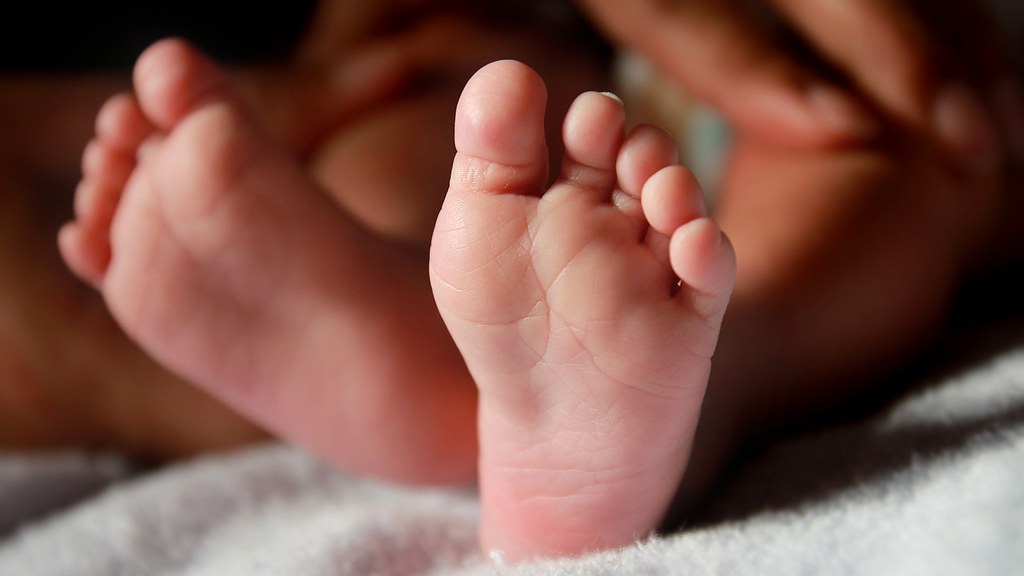 Petits pieds de nouveau-né